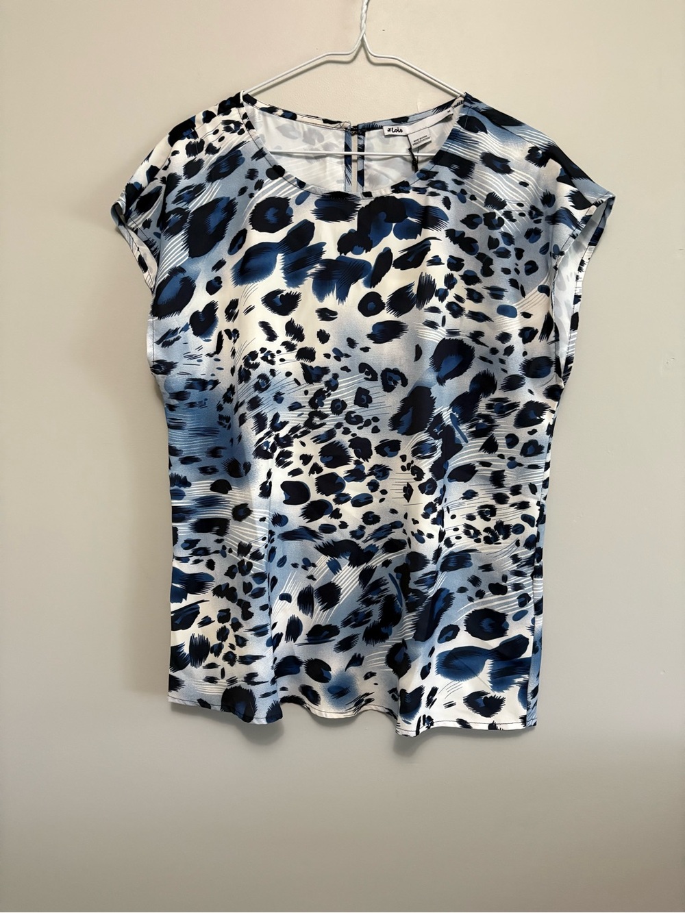 Lois Blue and White Animal-Print Cap Sleeve Blouse size M